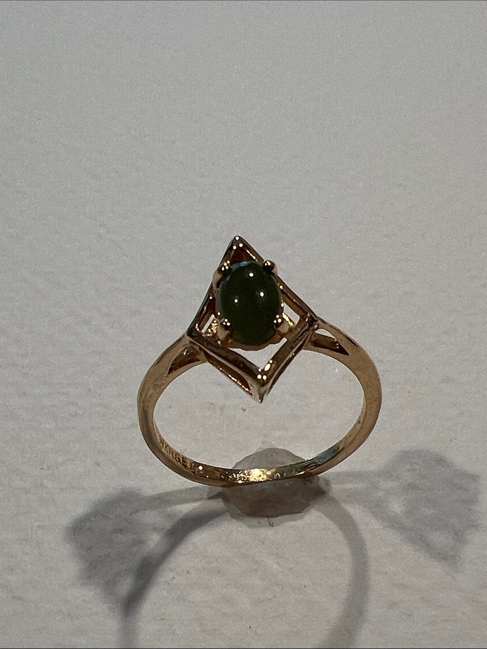 18k Gold HGE Ring with Green Oval Stone